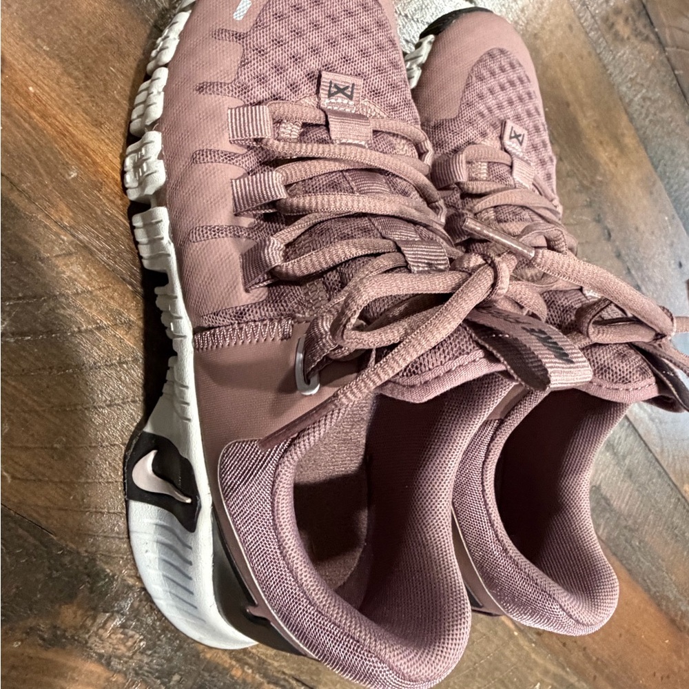 Nike Women's Mauve Metcon - Picture 2 of 5